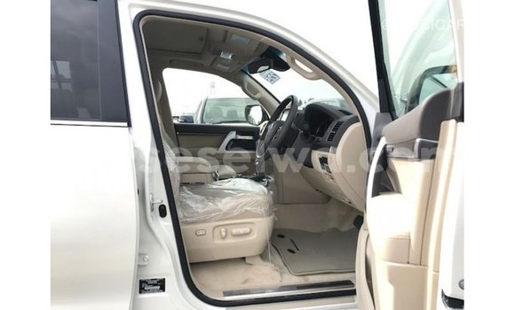 Buy Import Toyota Land Cruiser White Car in Import - Dubai in East Mahé Buy Import Toyota Land Cruiser White Car in Import - Dubai in East Mahé