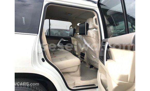 Buy Import Toyota Land Cruiser White Car in Import - Dubai in East Mahé Buy Import Toyota Land Cruiser White Car in Import - Dubai in East Mahé