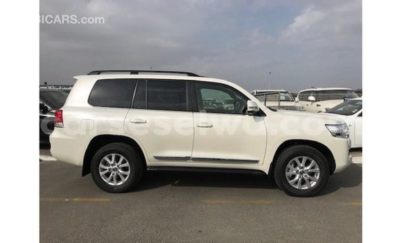 Buy Import Toyota Land Cruiser White Car in Import - Dubai in East Mahé Buy Import Toyota Land Cruiser White Car in Import - Dubai in East Mahé