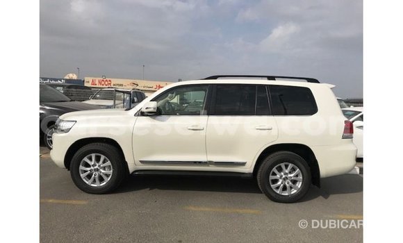 Buy Import Toyota Land Cruiser White Car in Import - Dubai in East Mahé Buy Import Toyota Land Cruiser White Car in Import - Dubai in East Mahé