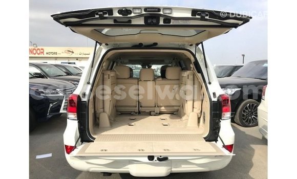 Buy Import Toyota Land Cruiser White Car in Import - Dubai in East Mahé Buy Import Toyota Land Cruiser White Car in Import - Dubai in East Mahé