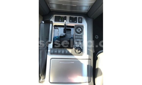 Buy Import Toyota Land Cruiser White Car in Import - Dubai in East Mahé Buy Import Toyota Land Cruiser White Car in Import - Dubai in East Mahé