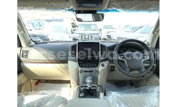 Buy Import Toyota Land Cruiser White Car in Import - Dubai in East Mahé Buy Import Toyota Land Cruiser White Car in Import - Dubai in East Mahé