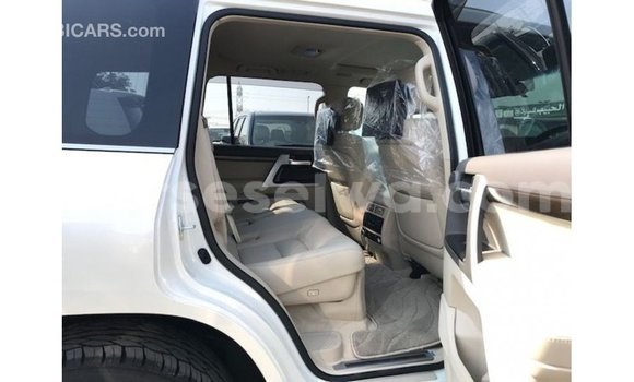 Buy Import Toyota Land Cruiser White Car in Import - Dubai in East Mahé Buy Import Toyota Land Cruiser White Car in Import - Dubai in East Mahé