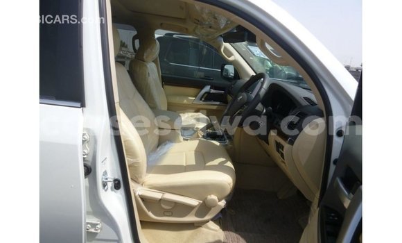Buy Import Toyota Land Cruiser White Car in Import - Dubai in East Mahé Buy Import Toyota Land Cruiser White Car in Import - Dubai in East Mahé