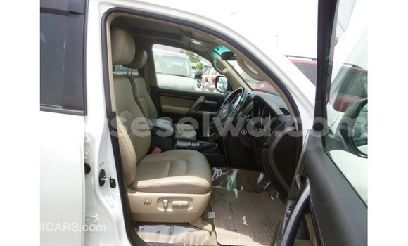 Buy Import Toyota Land Cruiser White Car in Import - Dubai in East Mahé Buy Import Toyota Land Cruiser White Car in Import - Dubai in East Mahé