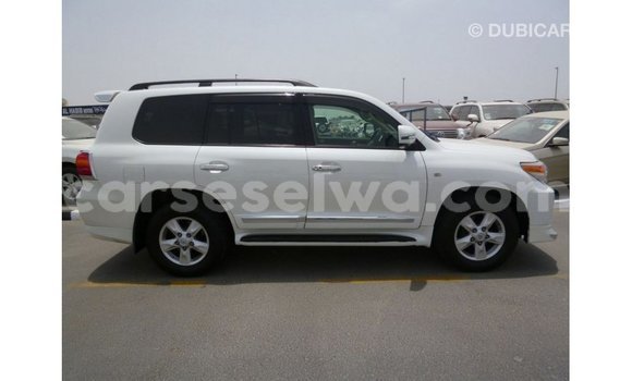 Buy Import Toyota Land Cruiser White Car in Import - Dubai in East Mahé Buy Import Toyota Land Cruiser White Car in Import - Dubai in East Mahé