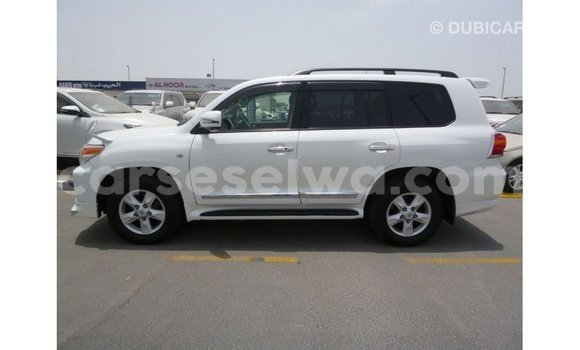 Buy Import Toyota Land Cruiser White Car in Import - Dubai in East Mahé Buy Import Toyota Land Cruiser White Car in Import - Dubai in East Mahé