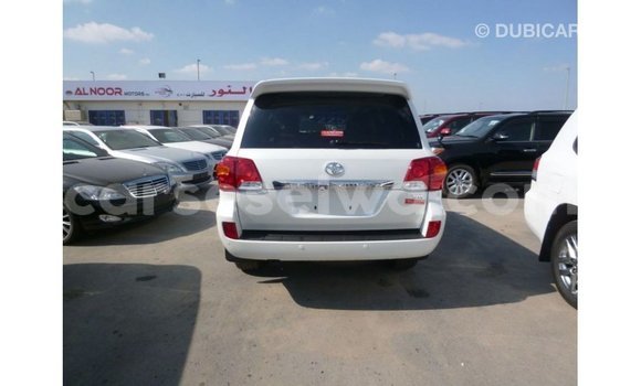 Buy Import Toyota Land Cruiser White Car in Import - Dubai in East Mahé Buy Import Toyota Land Cruiser White Car in Import - Dubai in East Mahé