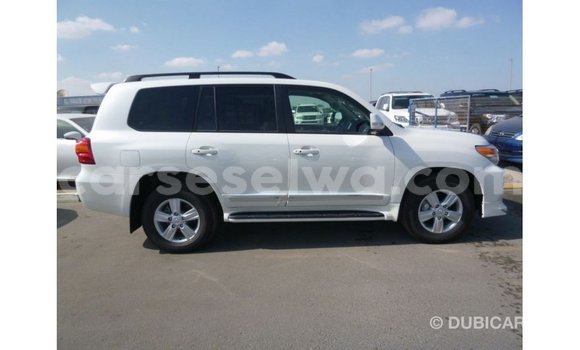 Buy Import Toyota Land Cruiser White Car in Import - Dubai in East Mahé Buy Import Toyota Land Cruiser White Car in Import - Dubai in East Mahé