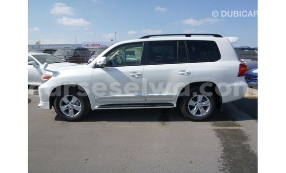 Buy Import Toyota Land Cruiser White Car in Import - Dubai in East Mahé Buy Import Toyota Land Cruiser White Car in Import - Dubai in East Mahé