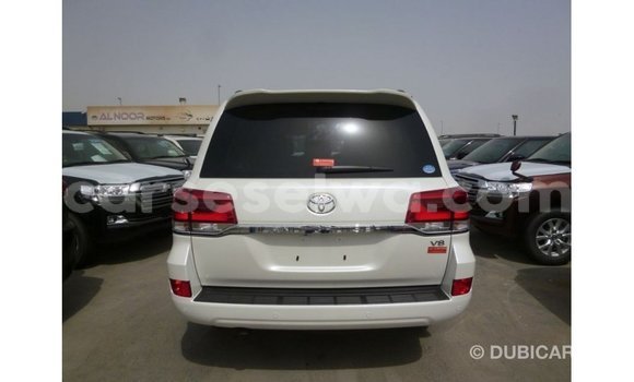 Buy Import Toyota Land Cruiser White Car in Import - Dubai in East Mahé Buy Import Toyota Land Cruiser White Car in Import - Dubai in East Mahé