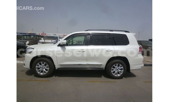 Buy Import Toyota Land Cruiser White Car in Import - Dubai in East Mahé Buy Import Toyota Land Cruiser White Car in Import - Dubai in East Mahé