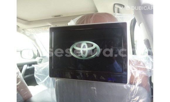 Buy Import Toyota Land Cruiser White Car in Import - Dubai in East Mahé Buy Import Toyota Land Cruiser White Car in Import - Dubai in East Mahé