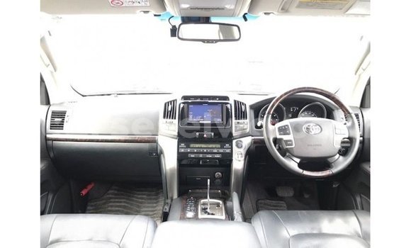 Buy Import Toyota Land Cruiser White Car in Import - Dubai in East Mahé Buy Import Toyota Land Cruiser White Car in Import - Dubai in East Mahé