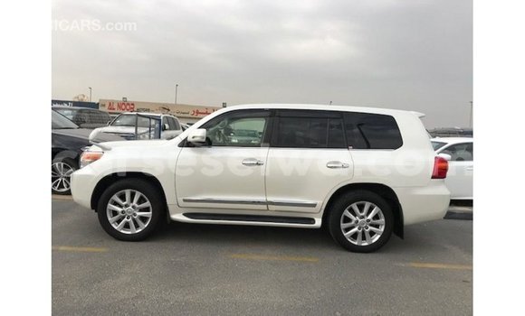 Buy Import Toyota Land Cruiser White Car in Import - Dubai in East Mahé Buy Import Toyota Land Cruiser White Car in Import - Dubai in East Mahé