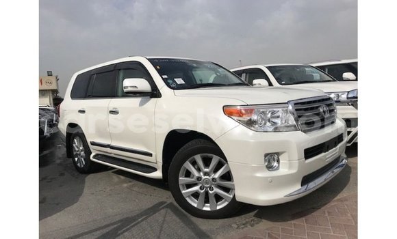 Buy Import Toyota Land Cruiser White Car in Import - Dubai in East Mahé Buy Import Toyota Land Cruiser White Car in Import - Dubai in East Mahé