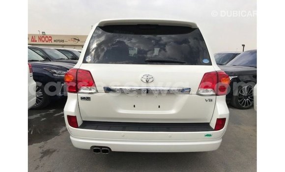 Buy Import Toyota Land Cruiser White Car in Import - Dubai in East Mahé Buy Import Toyota Land Cruiser White Car in Import - Dubai in East Mahé