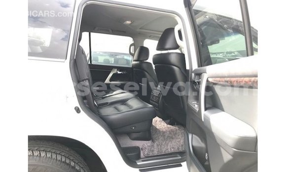 Buy Import Toyota Land Cruiser White Car in Import - Dubai in East Mahé Buy Import Toyota Land Cruiser White Car in Import - Dubai in East Mahé