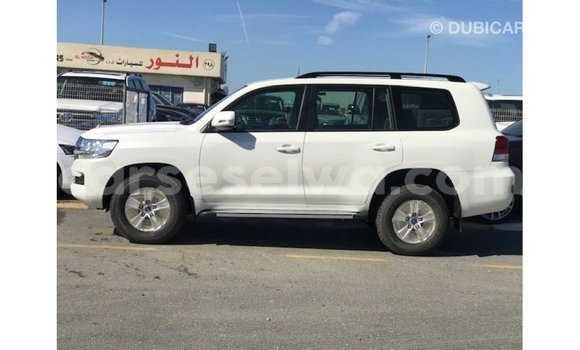 Acheter Import Voiture Toyota Land Cruiser Blanc à Import - Dubai, East Mahé Acheter Import Voiture Toyota Land Cruiser Blanc à Import - Dubai, East Mahé