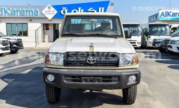 Acheter Import Voiture Toyota Land Cruiser Beige à Import - Dubai, East Mahé Acheter Import Voiture Toyota Land Cruiser Beige à Import - Dubai, East Mahé
