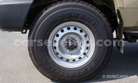 Acheter Import Voiture Toyota Land Cruiser Beige à Import - Dubai, East Mahé Acheter Import Voiture Toyota Land Cruiser Beige à Import - Dubai, East Mahé