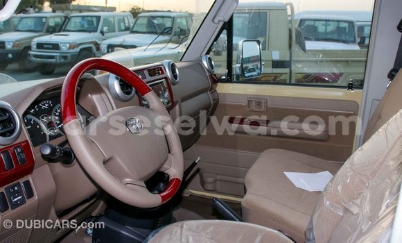 Acheter Import Voiture Toyota Land Cruiser Beige à Import - Dubai, East Mahé Acheter Import Voiture Toyota Land Cruiser Beige à Import - Dubai, East Mahé