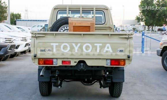 Acheter Import Voiture Toyota Land Cruiser Beige à Import - Dubai, East Mahé Acheter Import Voiture Toyota Land Cruiser Beige à Import - Dubai, East Mahé