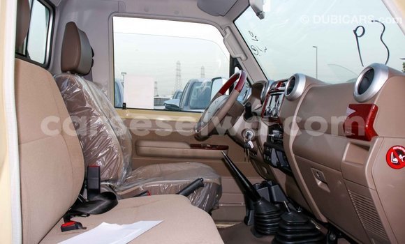 Acheter Import Voiture Toyota Land Cruiser Beige à Import - Dubai, East Mahé Acheter Import Voiture Toyota Land Cruiser Beige à Import - Dubai, East Mahé