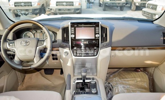 Acheter Import Voiture Toyota Land Cruiser Blanc à Import - Dubai, East Mahé Acheter Import Voiture Toyota Land Cruiser Blanc à Import - Dubai, East Mahé