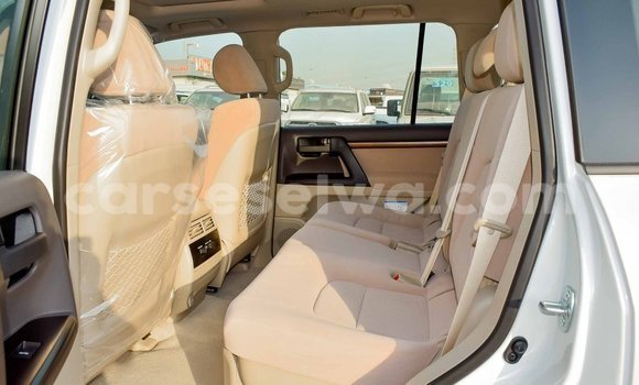 Acheter Import Voiture Toyota Land Cruiser Blanc à Import - Dubai, East Mahé Acheter Import Voiture Toyota Land Cruiser Blanc à Import - Dubai, East Mahé
