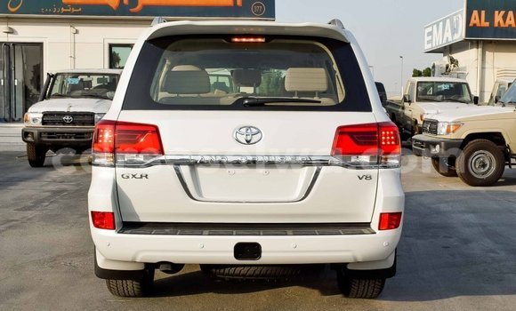 Acheter Import Voiture Toyota Land Cruiser Blanc à Import - Dubai, East Mahé Acheter Import Voiture Toyota Land Cruiser Blanc à Import - Dubai, East Mahé