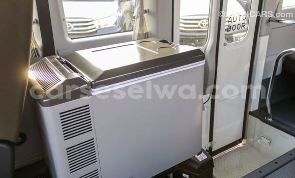 Acheter Import Voiture Toyota Coaster Blanc à Import - Dubai, East Mahé Acheter Import Voiture Toyota Coaster Blanc à Import - Dubai, East Mahé