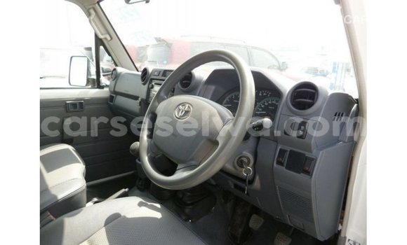 Buy Import Toyota Land Cruiser White Car in Import - Dubai in East Mahé Buy Import Toyota Land Cruiser White Car in Import - Dubai in East Mahé