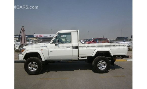 Buy Import Toyota Land Cruiser White Car in Import - Dubai in East Mahé Buy Import Toyota Land Cruiser White Car in Import - Dubai in East Mahé