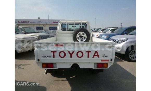 Acheter Import Voiture Toyota Land Cruiser Blanc à Import - Dubai, East Mahé Acheter Import Voiture Toyota Land Cruiser Blanc à Import - Dubai, East Mahé