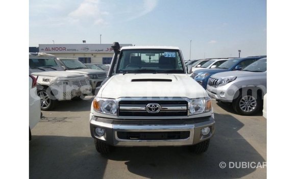 Acheter Import Voiture Toyota Land Cruiser Blanc à Import - Dubai, East Mahé Acheter Import Voiture Toyota Land Cruiser Blanc à Import - Dubai, East Mahé