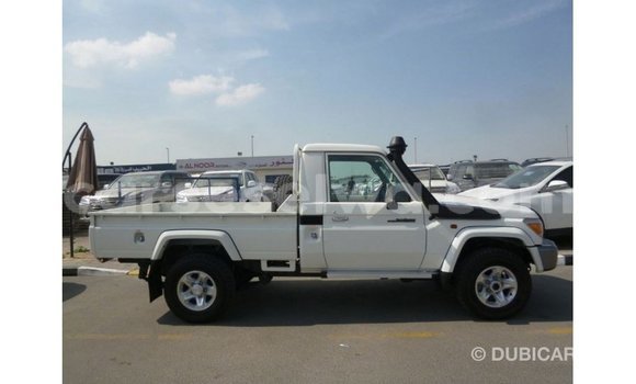 Acheter Import Voiture Toyota Land Cruiser Blanc à Import - Dubai, East Mahé Acheter Import Voiture Toyota Land Cruiser Blanc à Import - Dubai, East Mahé