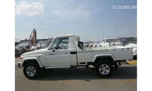 Acheter Import Voiture Toyota Land Cruiser Blanc à Import - Dubai, East Mahé Acheter Import Voiture Toyota Land Cruiser Blanc à Import - Dubai, East Mahé
