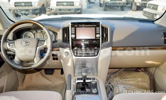 Acheter Import Voiture Toyota Land Cruiser Blanc à Import - Dubai, East Mahé Acheter Import Voiture Toyota Land Cruiser Blanc à Import - Dubai, East Mahé