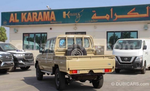 Acheter Import Voiture Toyota Land Cruiser Beige à Import - Dubai, East Mahé Acheter Import Voiture Toyota Land Cruiser Beige à Import - Dubai, East Mahé