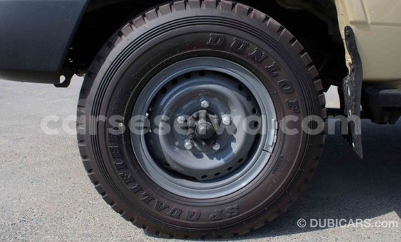 Acheter Import Voiture Toyota Land Cruiser Beige à Import - Dubai, East Mahé Acheter Import Voiture Toyota Land Cruiser Beige à Import - Dubai, East Mahé