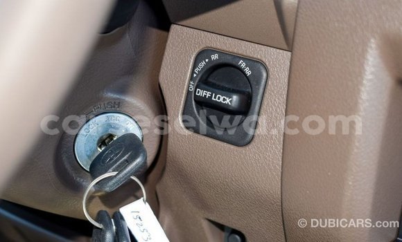 Acheter Import Voiture Toyota Land Cruiser Beige à Import - Dubai, East Mahé Acheter Import Voiture Toyota Land Cruiser Beige à Import - Dubai, East Mahé