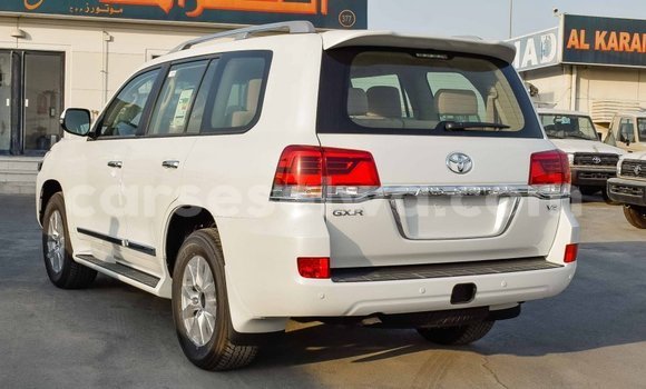 Acheter Import Voiture Toyota Land Cruiser Blanc à Import - Dubai, East Mahé Acheter Import Voiture Toyota Land Cruiser Blanc à Import - Dubai, East Mahé