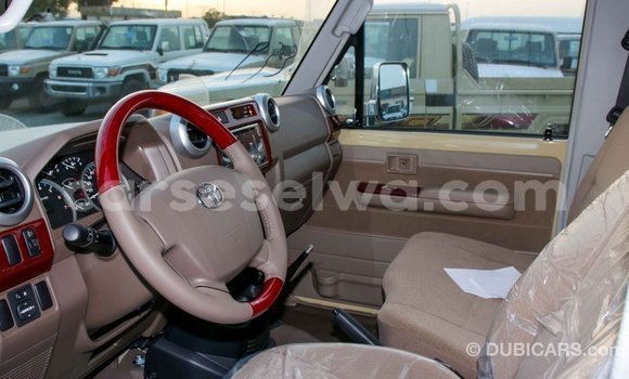 Acheter Import Voiture Toyota Land Cruiser Beige à Import - Dubai, East Mahé Acheter Import Voiture Toyota Land Cruiser Beige à Import - Dubai, East Mahé
