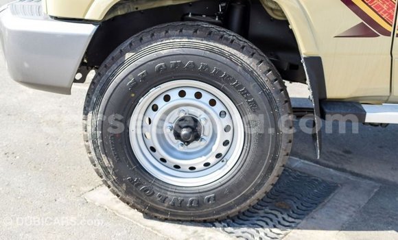 Acheter Import Voiture Toyota Land Cruiser Beige à Import - Dubai, East Mahé Acheter Import Voiture Toyota Land Cruiser Beige à Import - Dubai, East Mahé