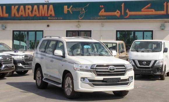 Acheter Import Voiture Toyota Land Cruiser Blanc à Import - Dubai, East Mahé Acheter Import Voiture Toyota Land Cruiser Blanc à Import - Dubai, East Mahé