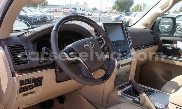 Acheter Import Voiture Toyota Land Cruiser Blanc à Import - Dubai, East Mahé Acheter Import Voiture Toyota Land Cruiser Blanc à Import - Dubai, East Mahé