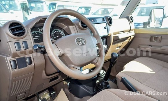 Acheter Import Voiture Toyota Land Cruiser Beige à Import - Dubai, East Mahé Acheter Import Voiture Toyota Land Cruiser Beige à Import - Dubai, East Mahé
