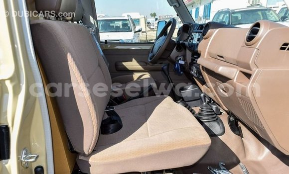 Acheter Import Voiture Toyota Land Cruiser Beige à Import - Dubai, East Mahé Acheter Import Voiture Toyota Land Cruiser Beige à Import - Dubai, East Mahé